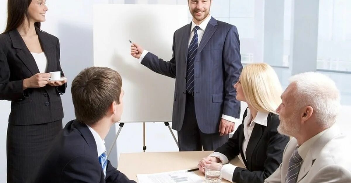 Бизнес тренинг. Тренинг для продажников. Человек презентует. Бизнес профессии. Тренер по обучению персонала.