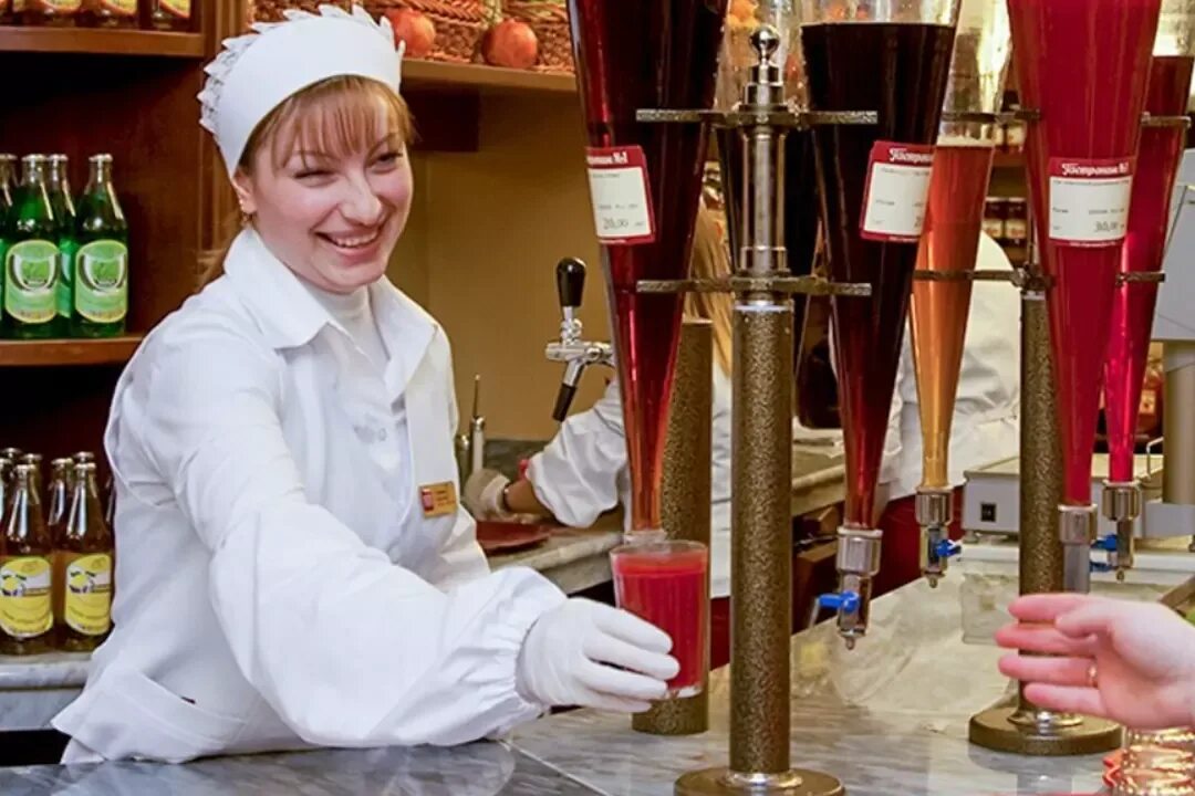 Разливать соки в буфете. Разливной сок в ссср. Разливной сок в советском союзе. Советские колбы с соком. Разливной томатный сок в ссср.