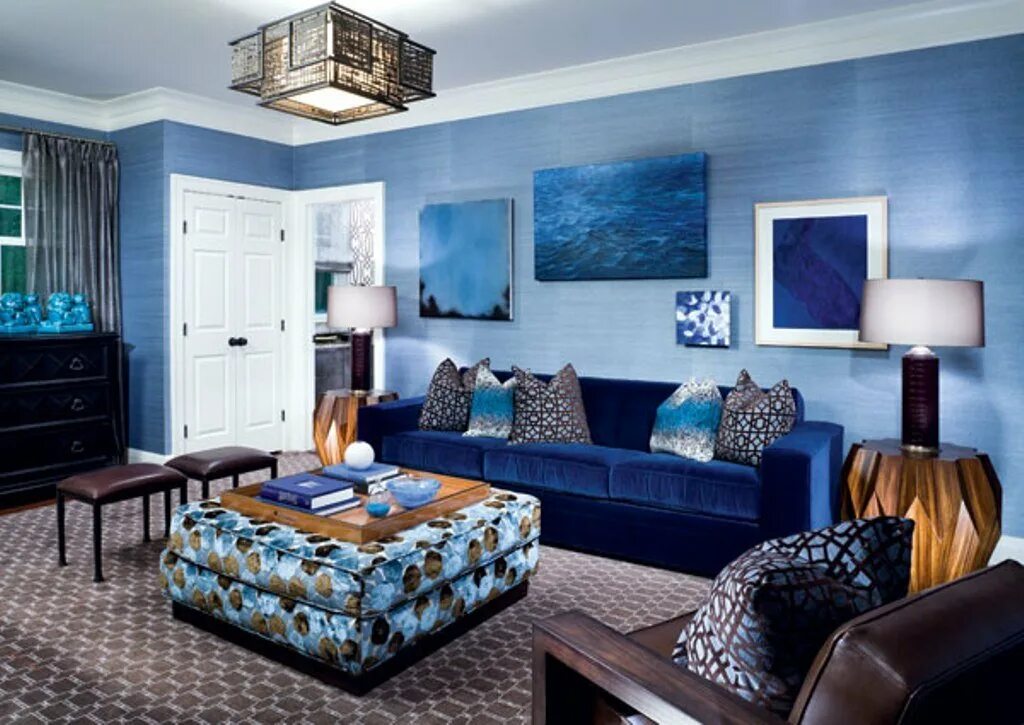 Где живут синие. Интерьер в синих тонах. Голубой интерьер гостиной. Синяя мебель в интерьере. Синий диван в интерьере.