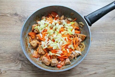 Индейка с луком и морковью на сковороде