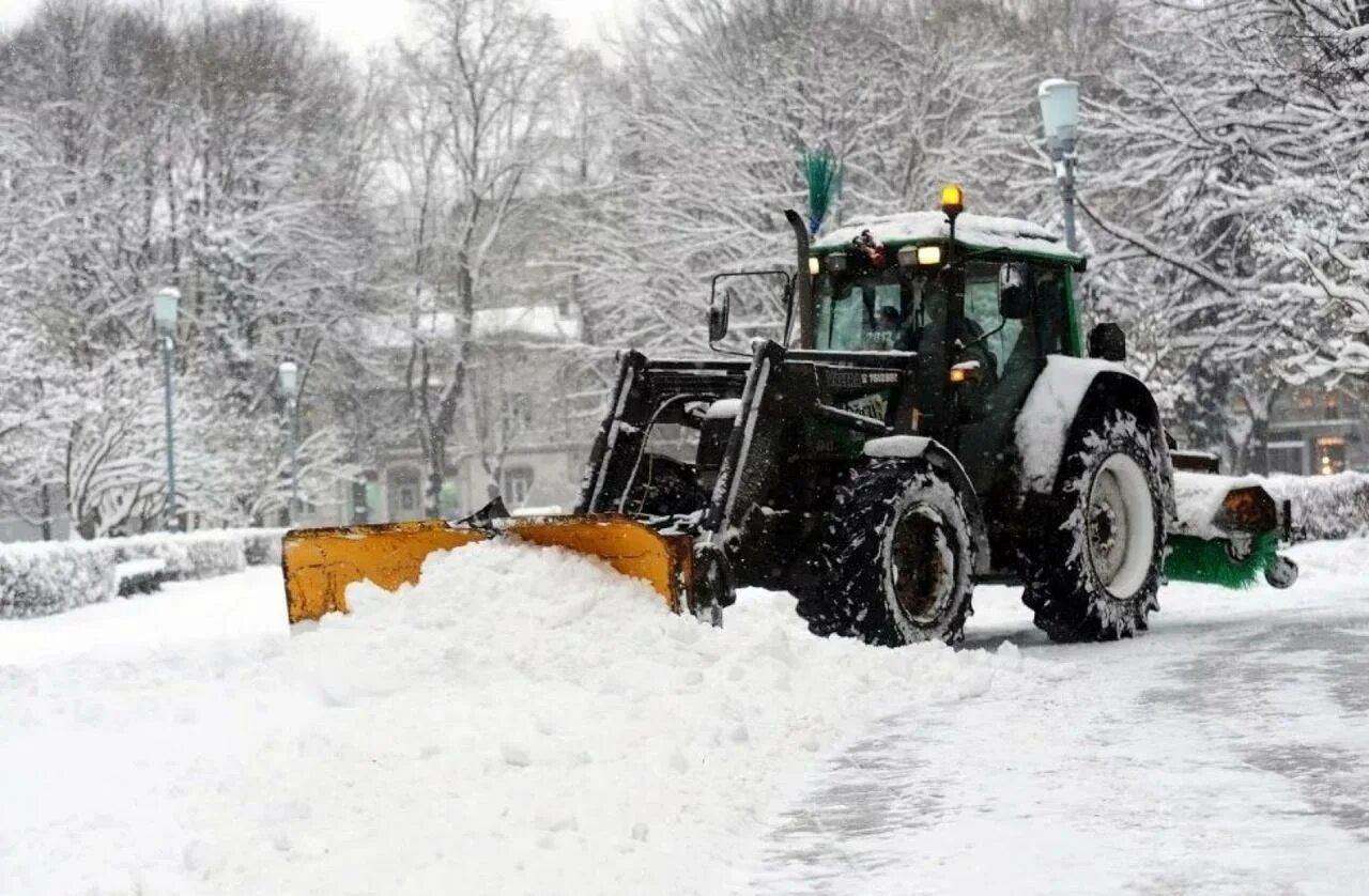 Уборка снега в снт. Трактор МТЗ 82 уборка снега. Трактор белорус1221 убирает снег. Трактор для чистки снега. Трактор зимой.