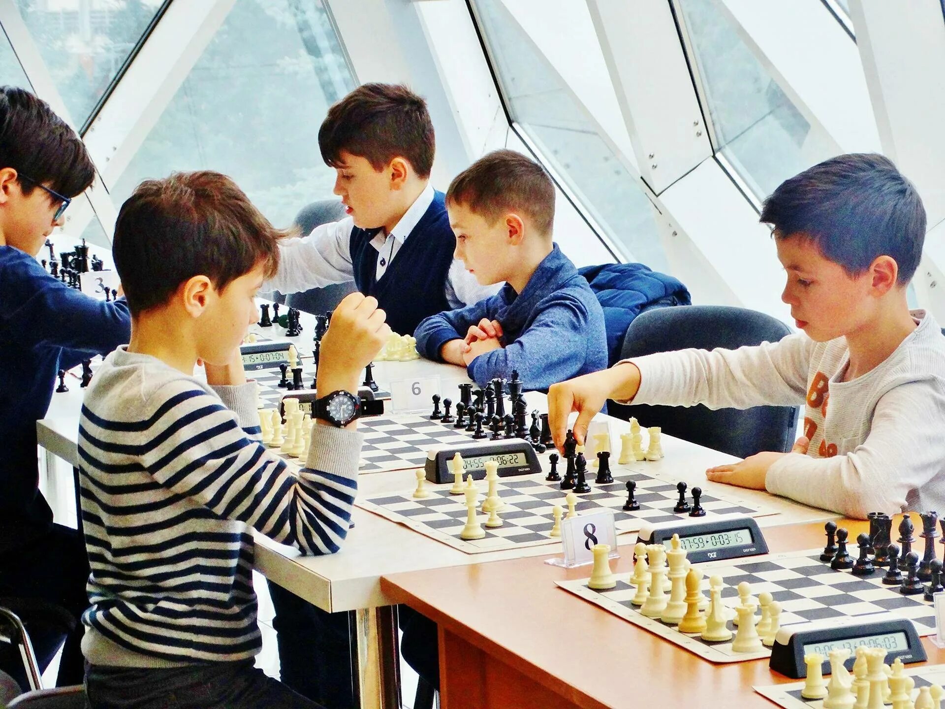 Интересоваться увлечениями