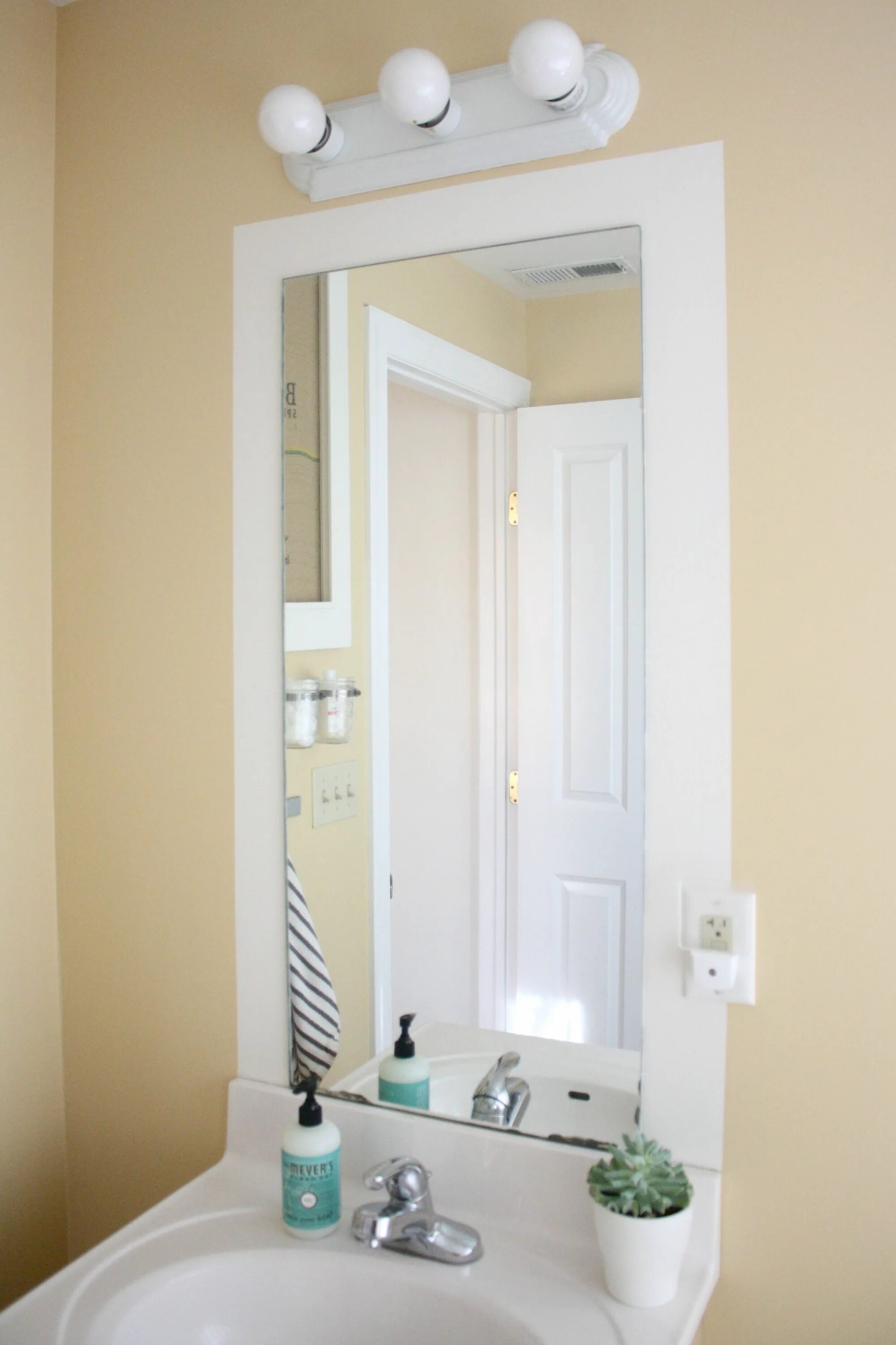 Зеркала в ванную белые. Зеркало в ванной. Вертикальное зеркало в ванную. Дверь с зеркалом в ванную комнату. Зеркала в маленькую ванную комнату.