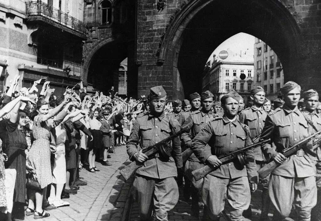 Что делать после победы. Освобождение Братиславы 1945. 6 Мая 1945 года Пражская операция. Советские войска в Праге 1945 год. Пражская операция 1945 освобождение Чехословакии.