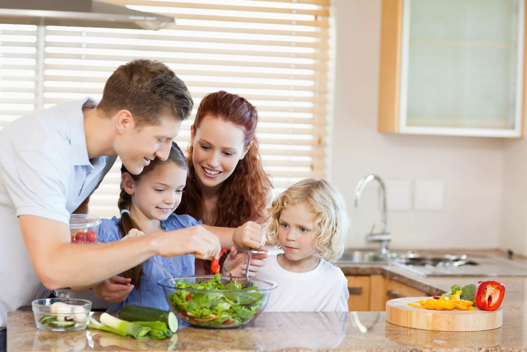 Совместные картинки. Счастливая семья на кухне. Семейный завтрак. Здоровое питание в семье. Семья за столом на кухне.
