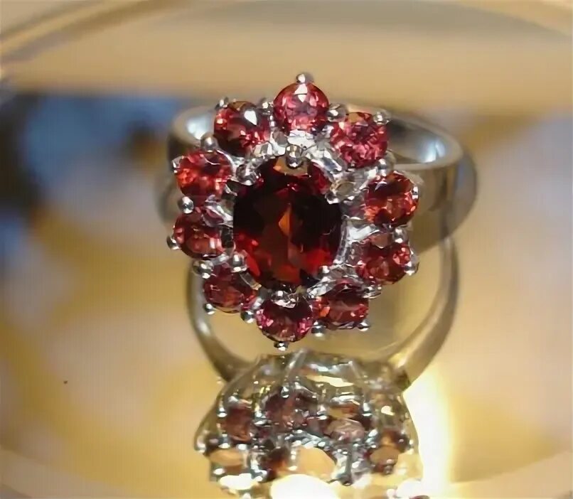 турмалин, хризопраз, берилл, рубин. водолей камень талисман. гранат камень описание. гранат камень. гранат для водолея женщины.