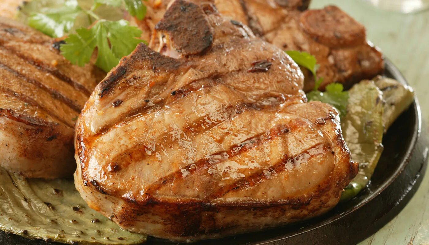 стейк из свинины на гриле электрическом. мясо на электрогриле. карбонат на гриле. ребрышки на углях. свиная корейка бризоль.