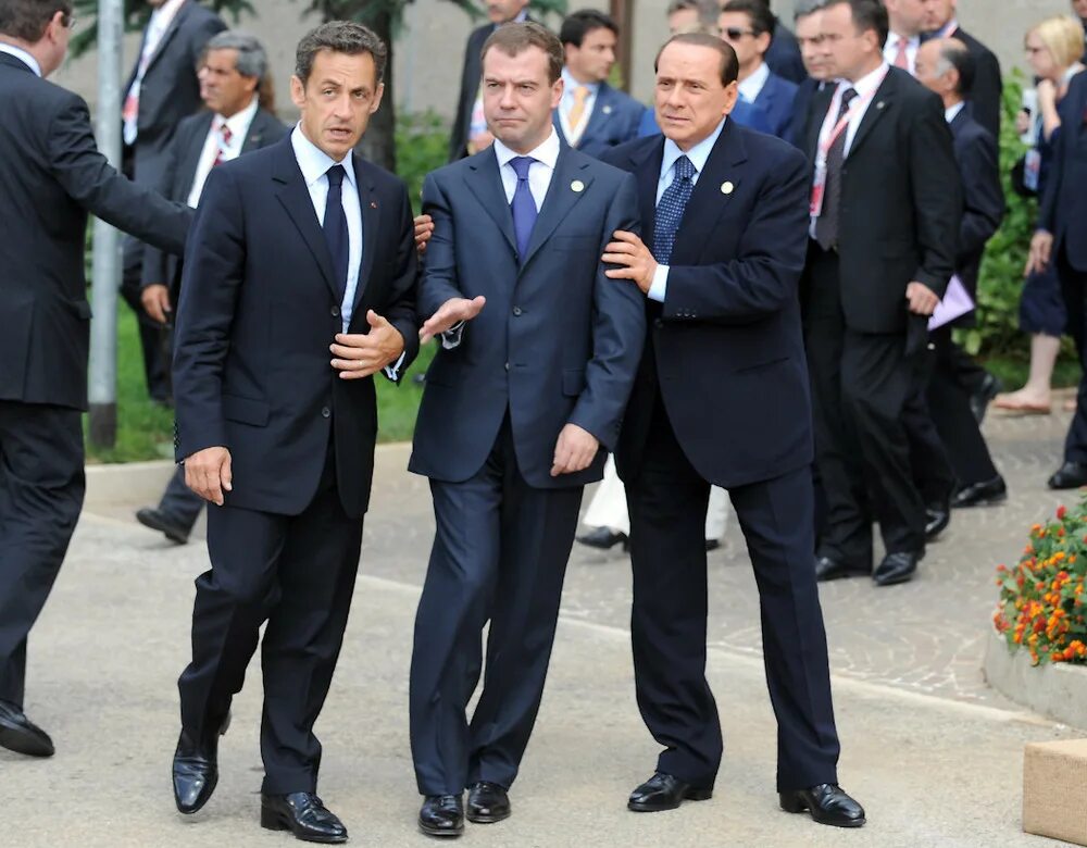 Медведев Берлускони Саркози. Берлускони 2010 g8 Summit. Саркози Медведев Берлускони Обама. Политика и многое другое