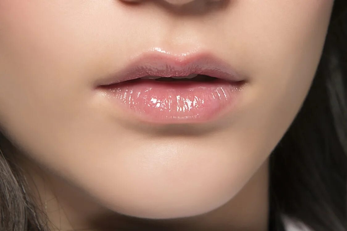 Красивые губы. Блеск для губ. Красивые женские губы. Девушка с блеском на губах.