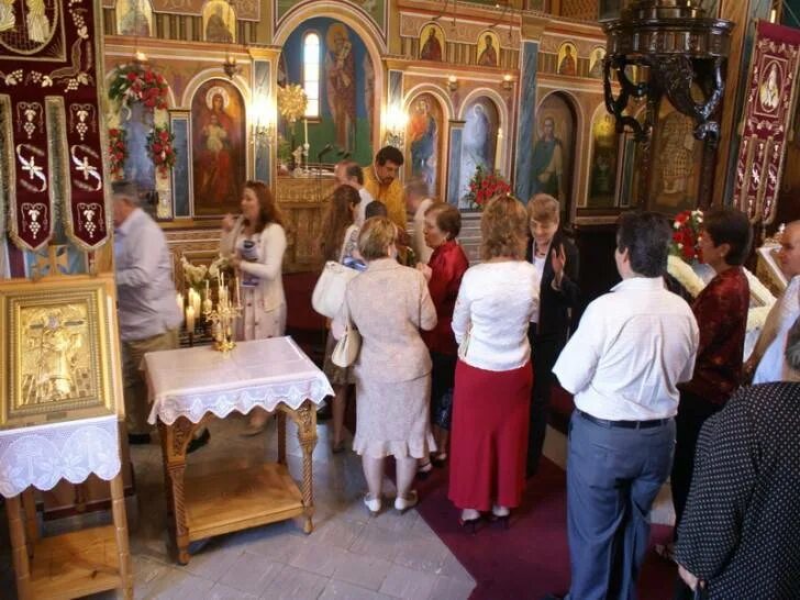 Можно заходить в церковь в брюках. Женщина в храме. Женщина в брюках в храме. Женщина в штанах в церкви. На брюки в храм.