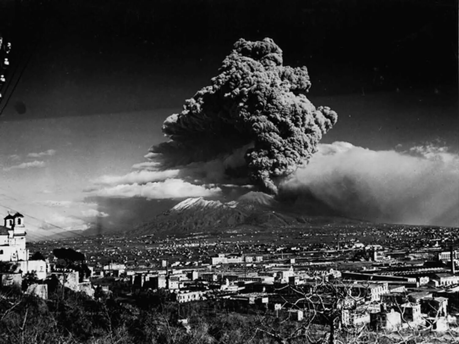 Везувий извержение помпеи. Извержение везувия 1944. Извержение везувия. Первое извержение вулкана везувий. Извержение вулкана везувий.
