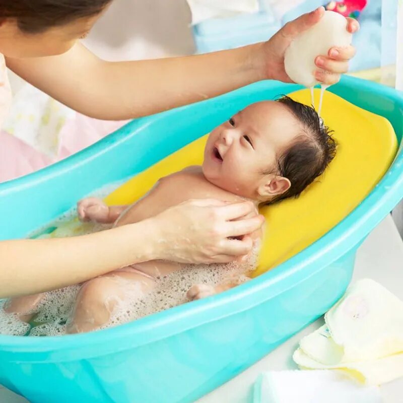 Детская ванночка для купания. Ванная для купания детей. Ванна для новорожденных. Для купания новорожденных приспособления в ванную.