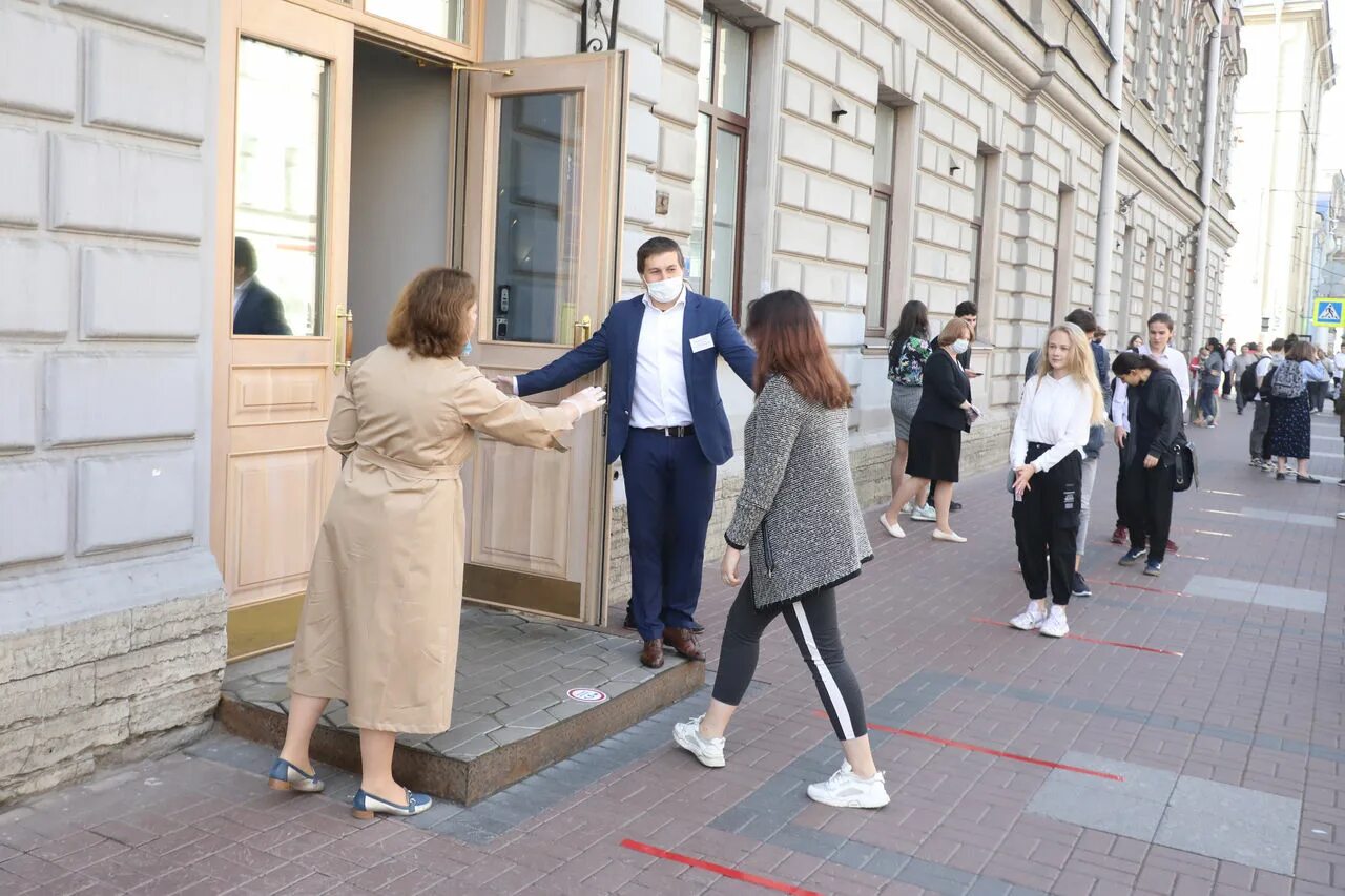 Воздух где идет в спб. В чем ходят в Питере сейчас. В чем ходят в Питере в сентябре 2021. Санкт Петербург в чем ходят люди. Санкт-Петербург в чем ходят люди сегодня.