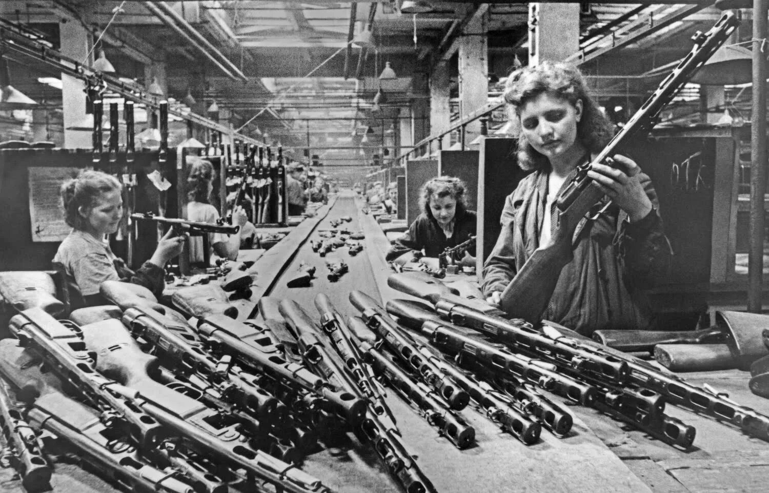 Тульский оружейный завод 1941. Заводы в годы ВОВ 1941-1945. Женщины на войне 1941-1945 в тылу заводы.