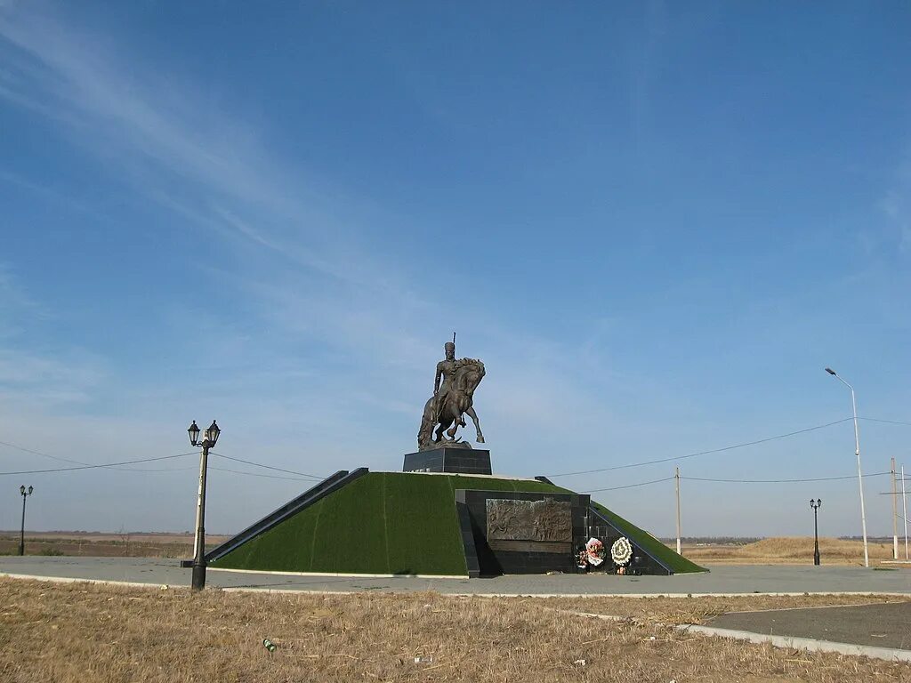 Хутор богомолов ставропольский край. Атаман Платов памятник Ставропольский край. Памятник Платову Хутор Богомолов Ставропольский край. Богомолов Ставропольский край памятник Платову.