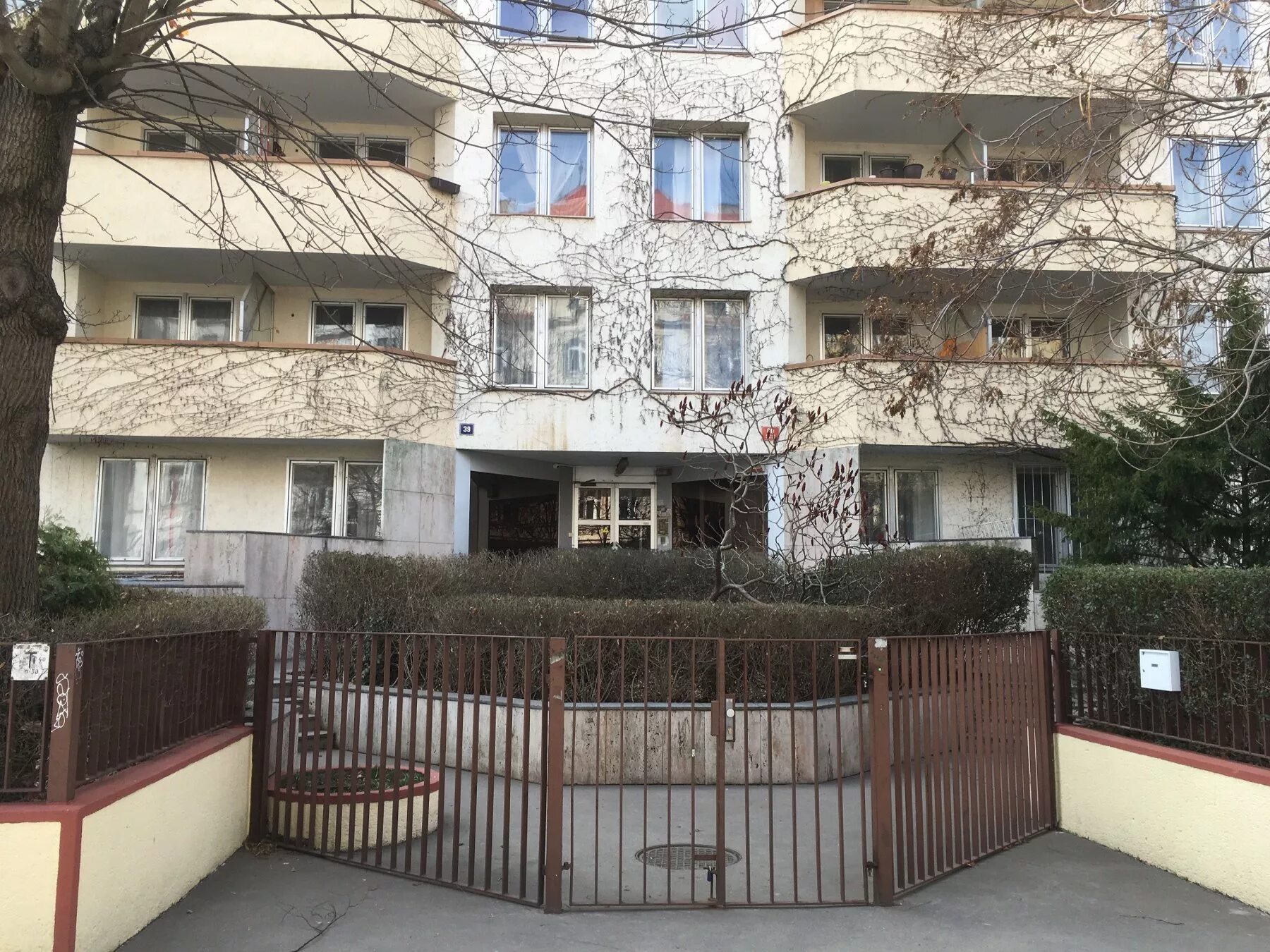 Спорное жилое помещение. Квартиры в посольстве РФ В Праге.