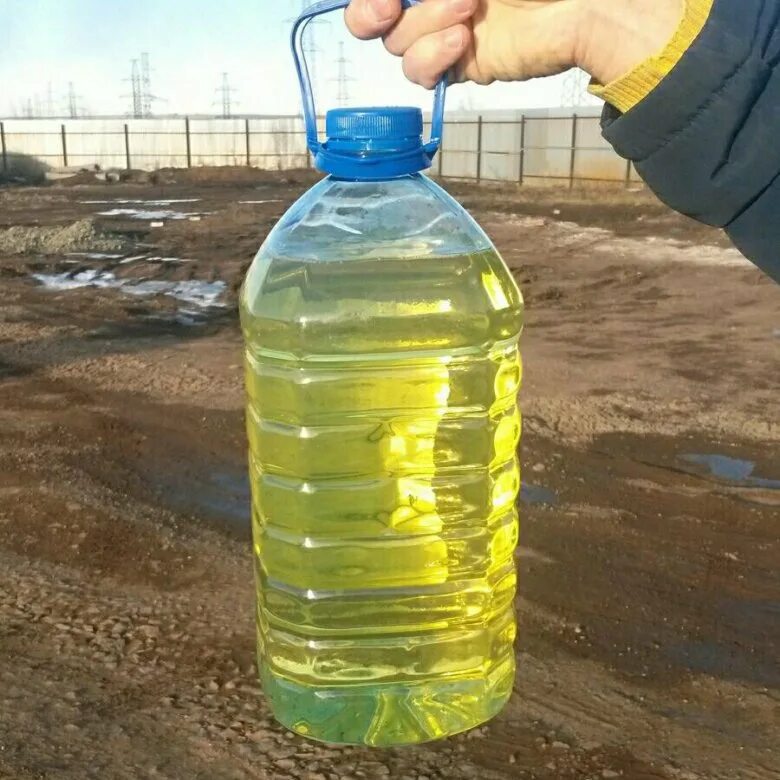 Бензин в баклажках. Бензин в бутылке. Дизельное топливо. Солярка в бутылке. Солярка как правильно