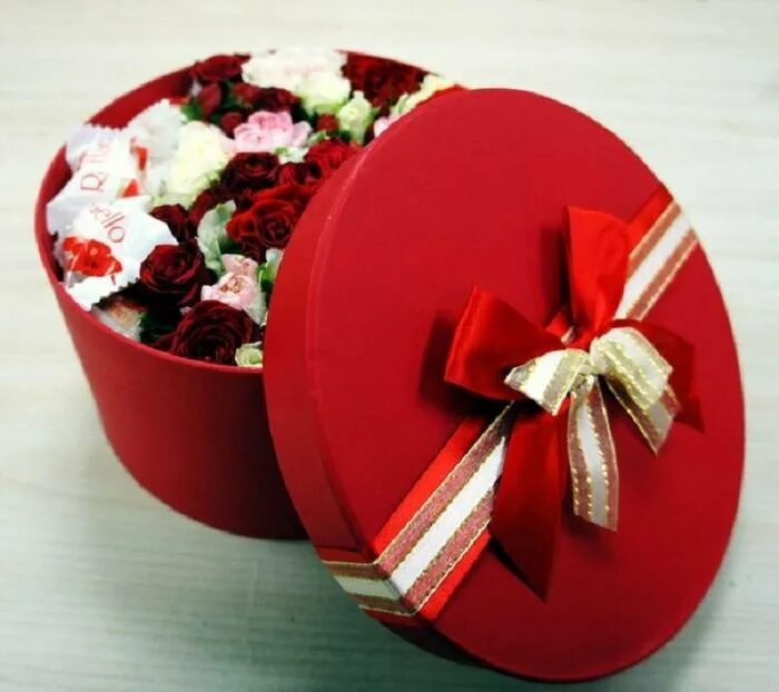 Украшения в красной коробке. Коробка конфет. Круглые коробки для подарков. Подарок в круглой коробке. Коробка подарочная для цветов.