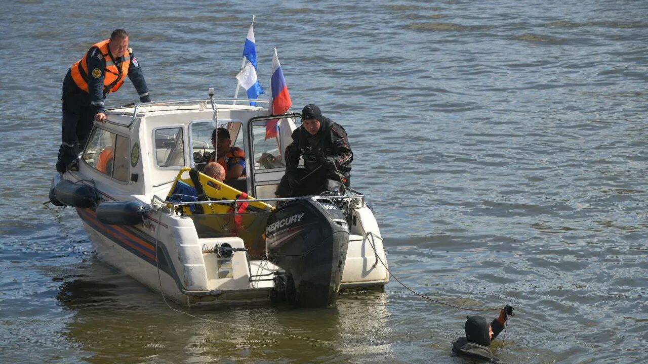 Утонул и умер. Спасатели на Каме. Спасение на воде. Спасатели на воде Челябинск.