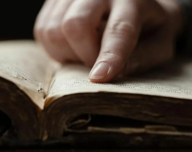 Открытая библия в руках. Пальцем по книге. Древние книги. Старая книга в руках. Старая книга в руках.