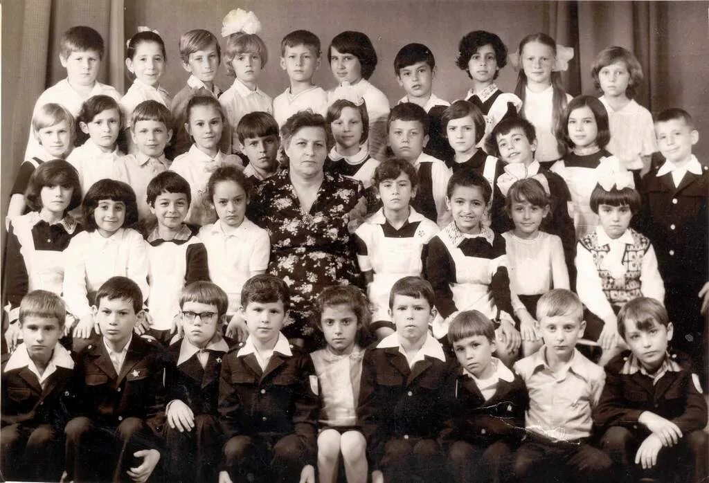 Одноклассники 1978 года рождения. Грозный школа 2 выпуск 1977. грозный школа 7 выпуск 1977 год. выпуск 1977-1978. школа интернат 1 грозный.