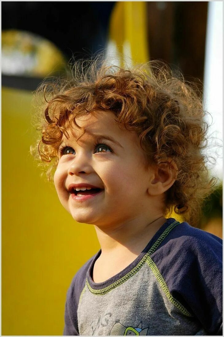 Кудрявые мальчики 2 года. Кудрявый малыш. Кудрявые дети. Кудрявые малыши мальчики блондины. Маленький кудрявый мальчик.