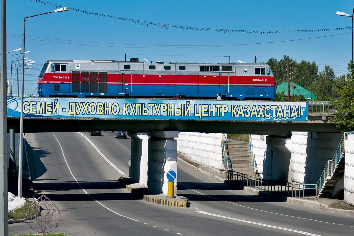 Семей железная дорога. Семипалатинск ЖД вокзал. Станция семей Казахстан. ЖД станция семей. Аягоз вокзал.