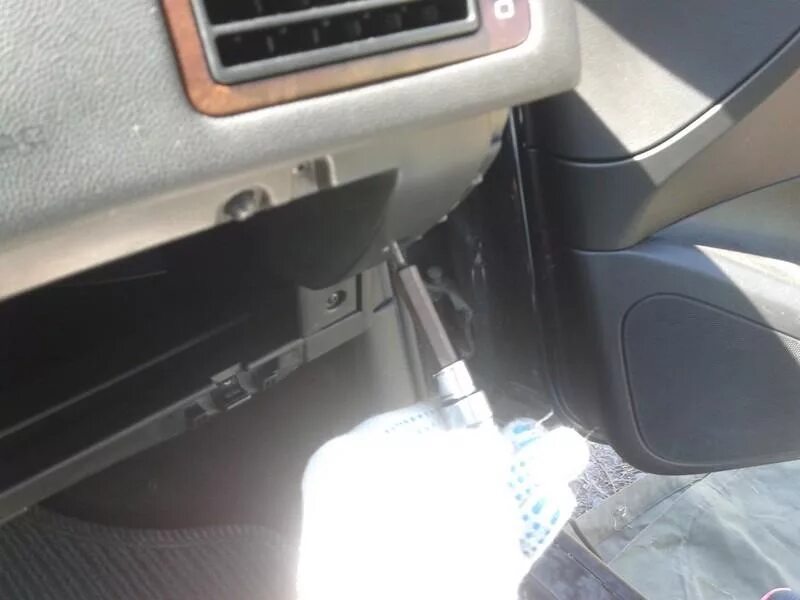 Снятие бардачка. Пошаговое - Peugeot 407, 2 л, 2006 года своими руками DRIVE2