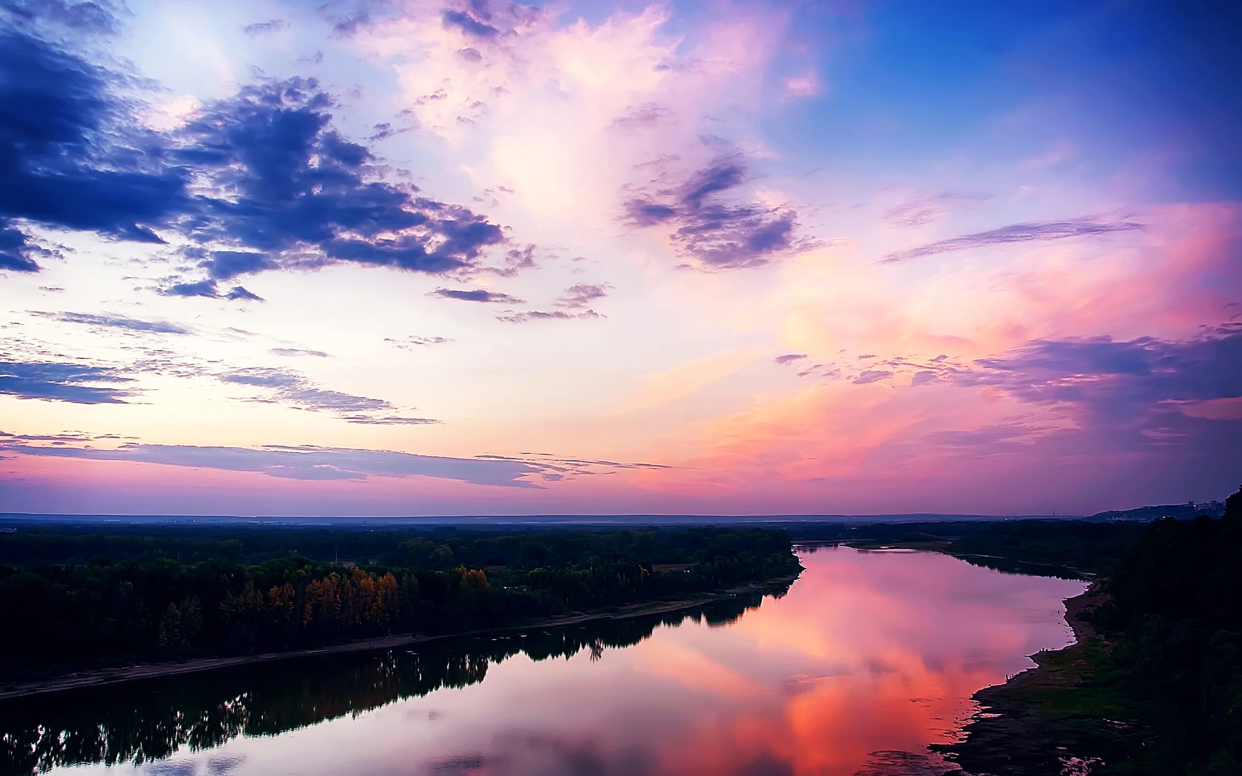 В реку смотрят облака. Облака в реке. Река и небо. Рассвет облака река. Облака над озером.