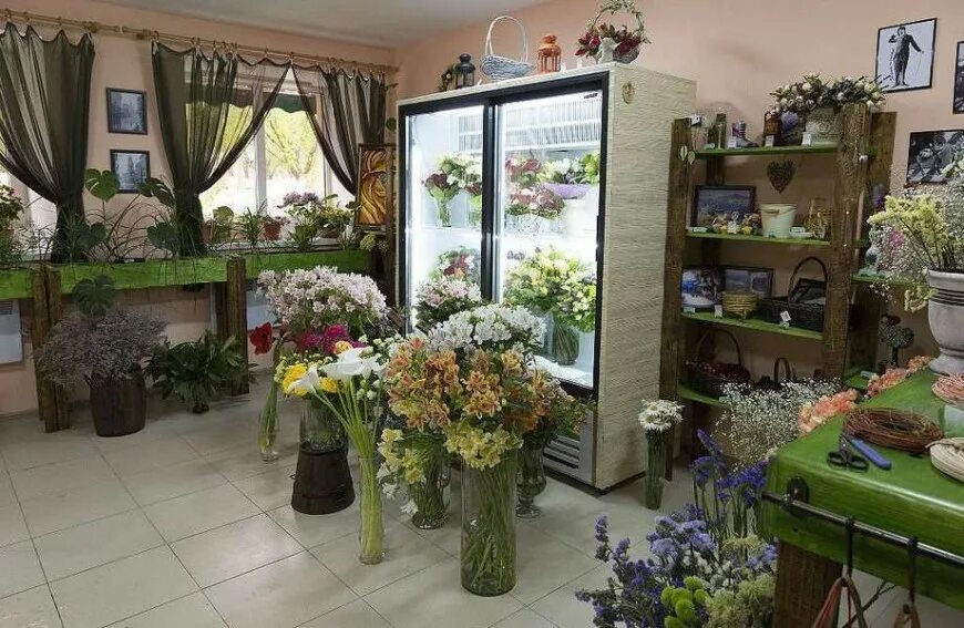 Цветочные магазины нея. Интерьер цветочного магазина. Цветочный магазин внутри. Интерьеры маленьких цветочных магазинов. Обустройство цветочного магазина.