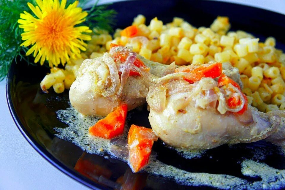 Куриные ножки тушеные в сметане. Куриные ножки в сметанном соусе. Куриные голени тушеные. Курица в сметанном соусе. Куриные голени томленые.
