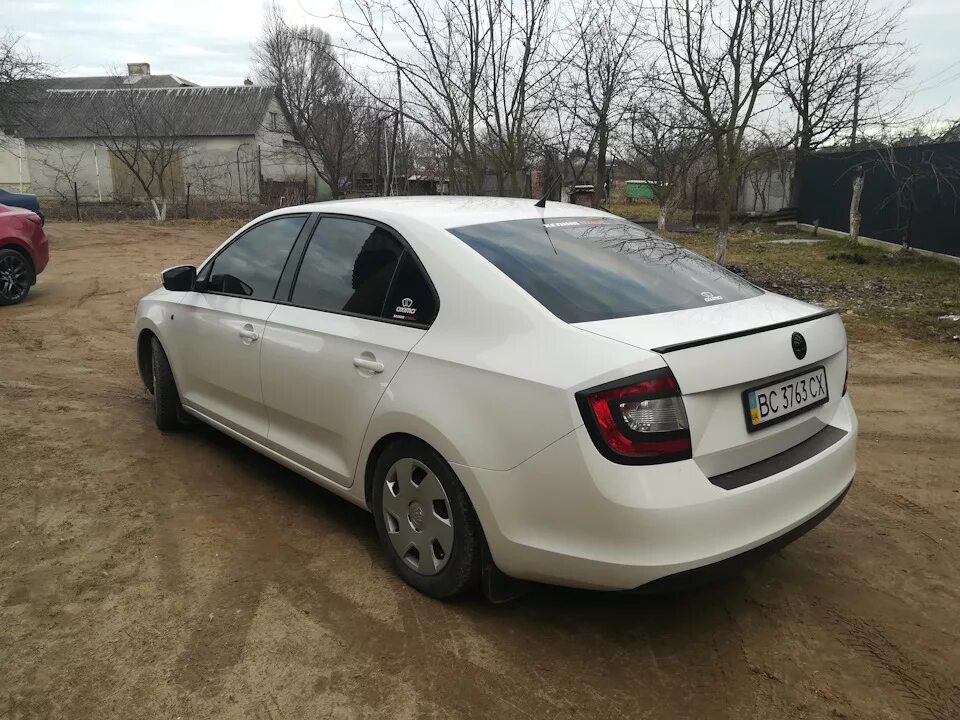 Спойлер на рапид. Лип спойлер Шкода Рапид 2020. Skoda Rapid лип спойлер. Спойлер на Шкода Рапид 2016. Спойлер Skoda Rapid на черном.