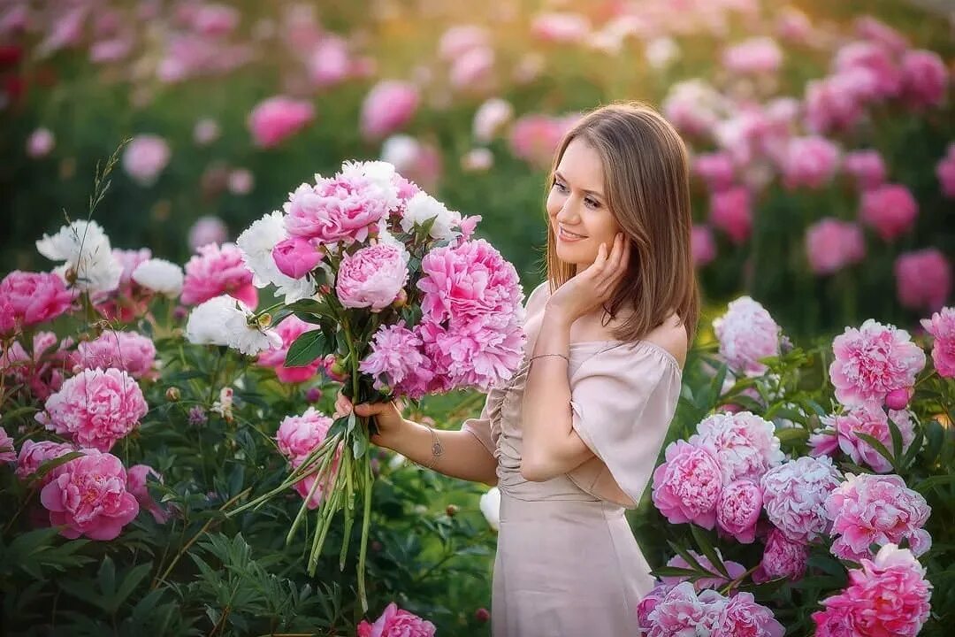 Песня я подарю тебе розы пионы. Девушка с пионом. Фотосессия с пионами. Фотосессия с пионами в саду. Девушка с пионами фотосессия.