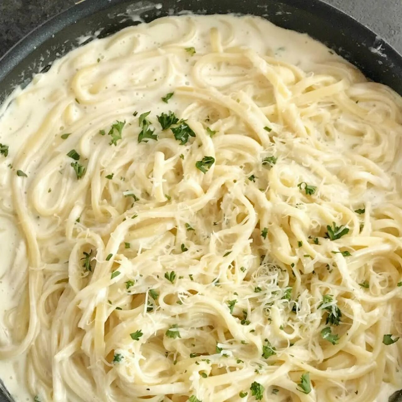 Паста маринара с кальмарами. Cream Alfredo паста. Паста с соусом Альфредо. Сливочный соус Альфредо. Приготовление лапши с сыром