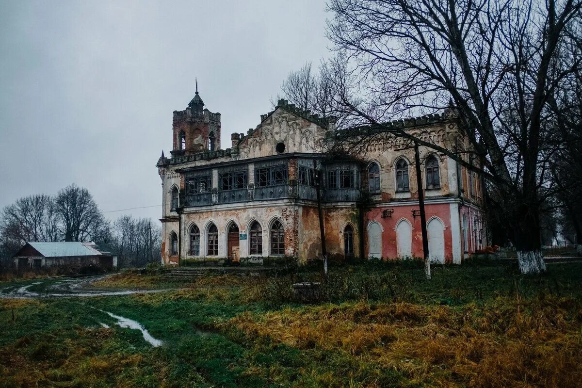 Усадьба работает. Имение полторацких в авчурино. полуразрушенный дом-замок в авчурино.. усадьба авчурино главный дом. замок в авчурино.