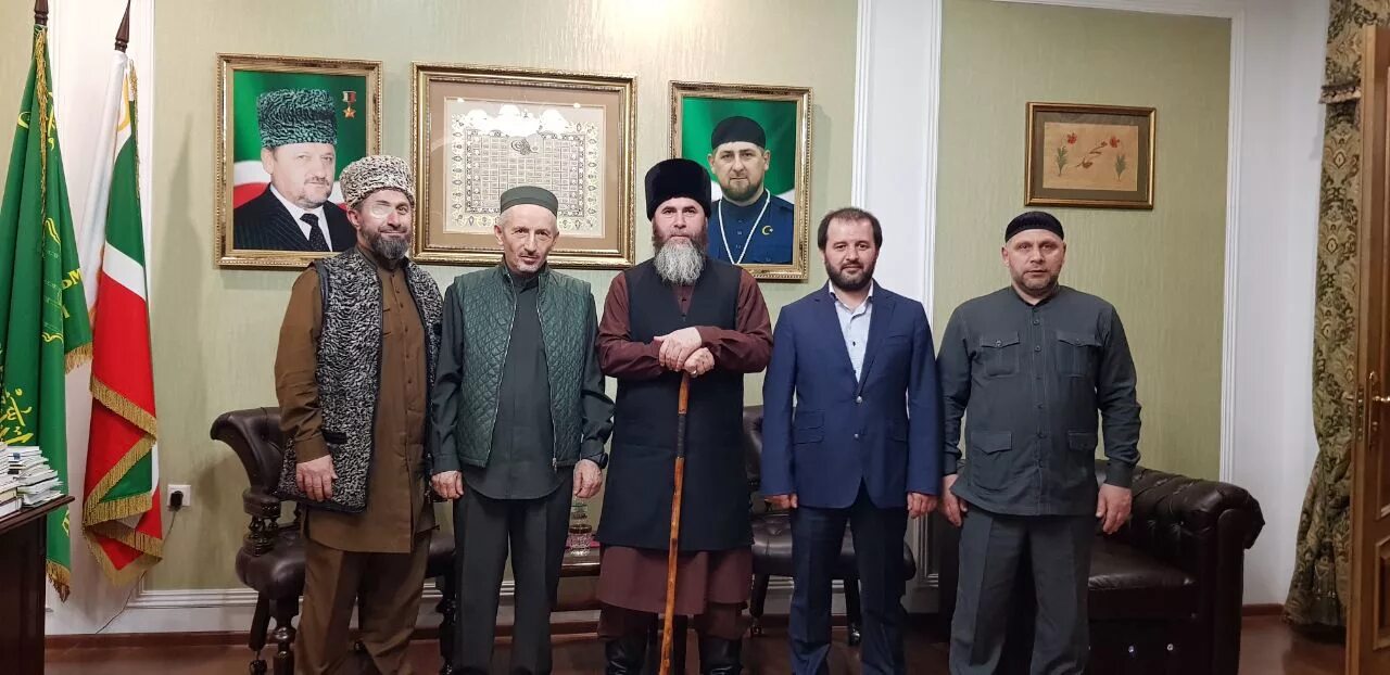 Заместитель муфтия чечни усман висарханов. Муфтият чечни. Рамзан темирбулатов муфтий. Муфтий чеченской республики и муфтий дагестана. Муфтият ингушетии.