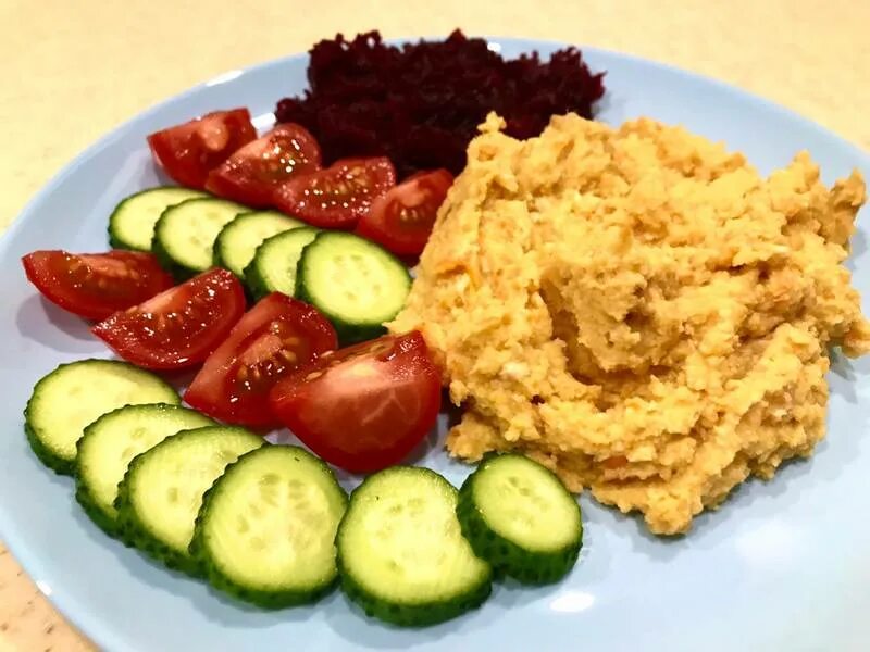 Пп рецепты пюре. Пюре с овощами. гороховое пюре с овощами. пюре с куриной грудкой. гороховое пюре с овощным гарниром.