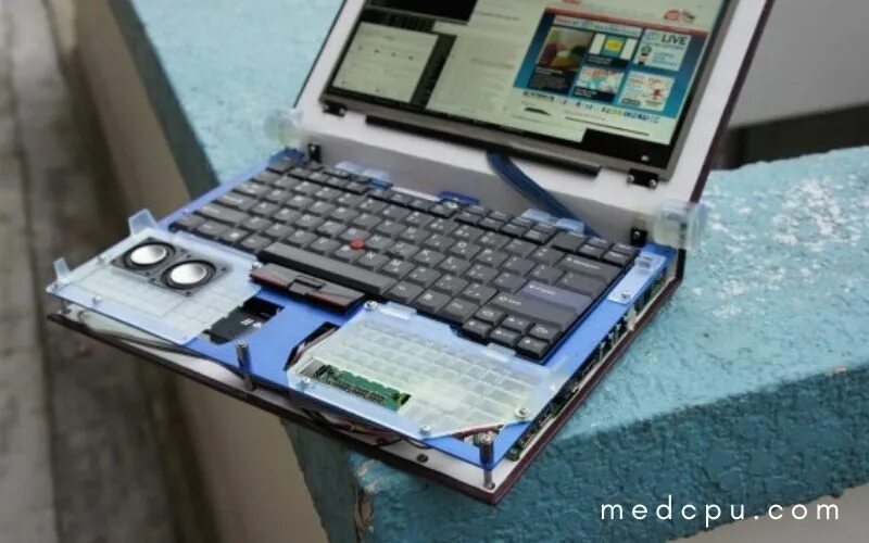 Прозрачный корпус для ноутбука. Монтажный ноутбук. Ноутбук для монтажа. Компьютеры рядом ноутбук фото.