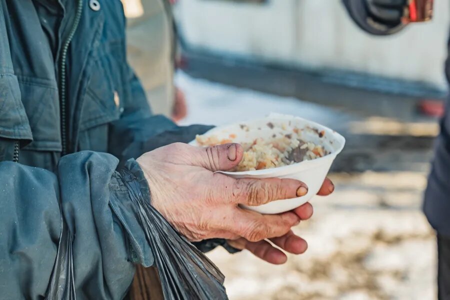 Еда для бездомных. Хлеб для бездомных. Обеды для бездомных. Страны нуждающиеся в людях