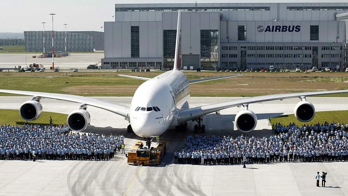 Самые большие пассажирские. Аэробус большой а380. Самый большой самолёт в мире пассажирский а380. Самый большой Аэробус а380. Airbus a380 и человек.