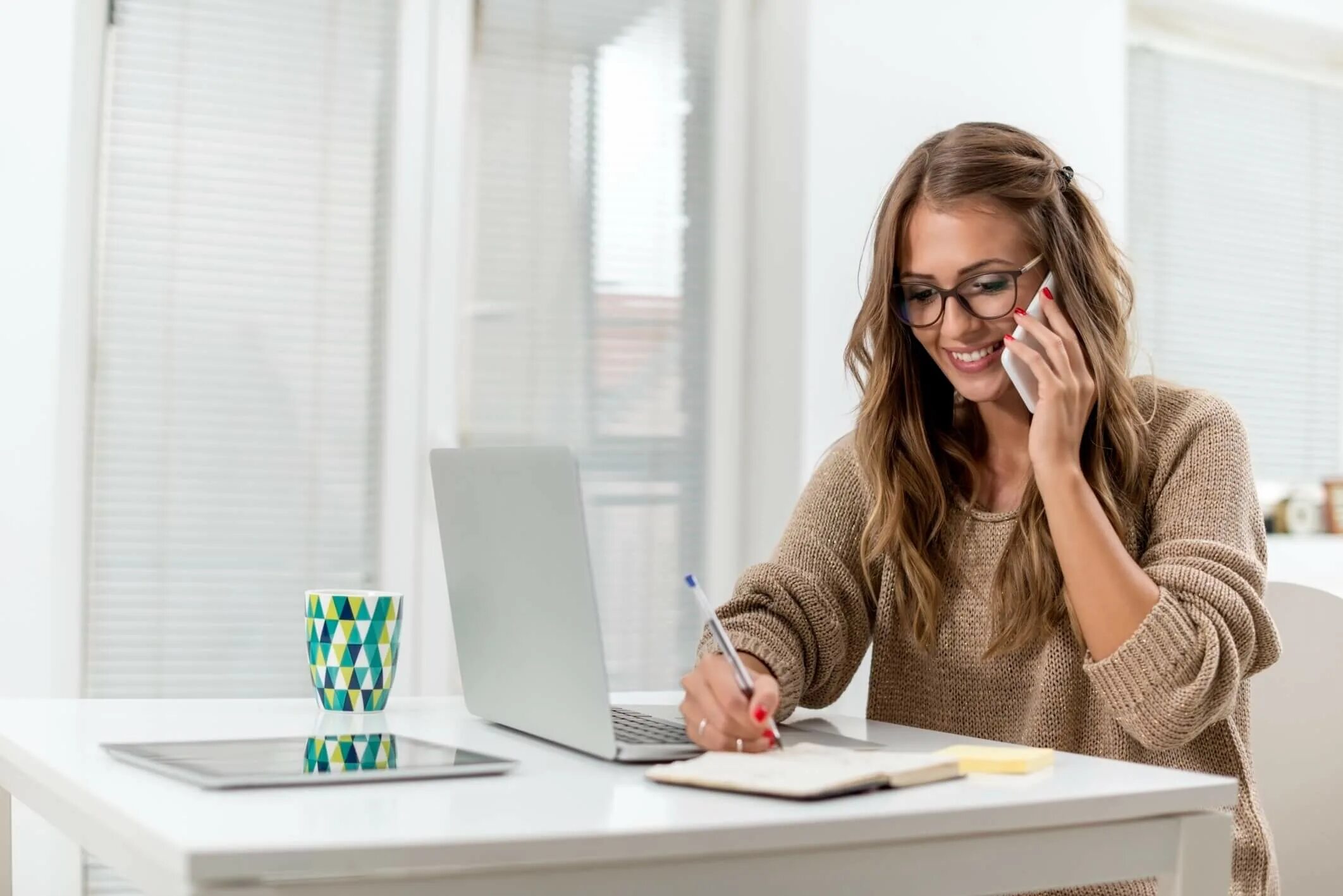 Working like talking. Поиск работы. Женщина с компьютером. Женщина в офисе. Девушка рекрутер.