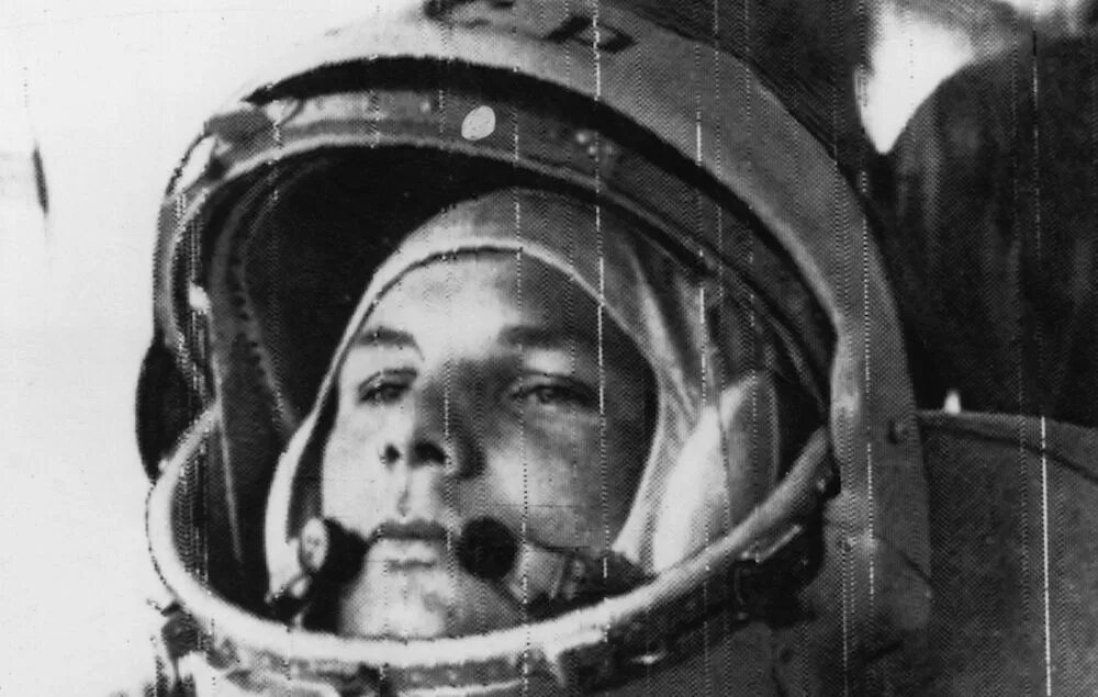First man in space. Гагарин в скафандре фото в высоком качестве. Гагарин был один на орбите или работал с экипажем.