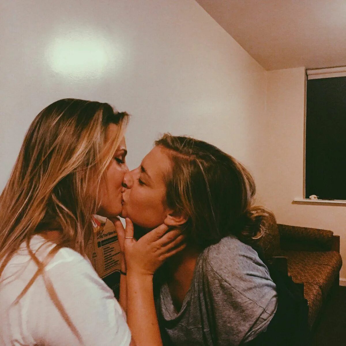 Девочки с другом целуются. Поцелуй подруг. Две девушки любовь. Две девушки целуются. Девочки в лесбийских фильмах.