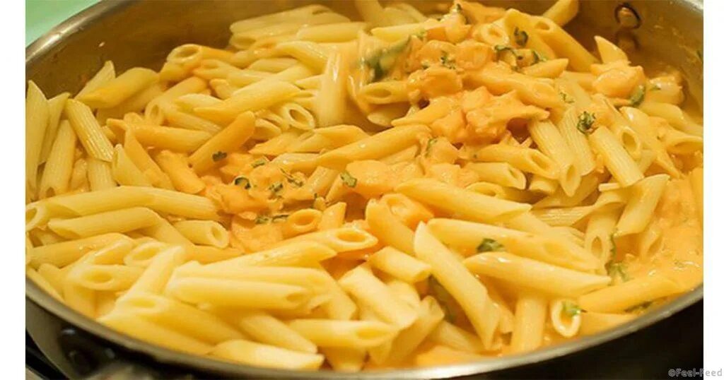 Вермишель с мясом. Макароны с морковкой и луком. Жарено вареные макароны. Жареные макароны на сковороде. Жареные макароны.