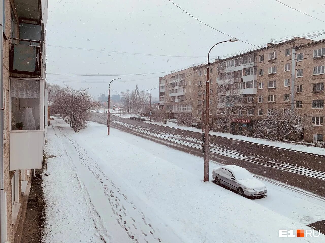 1 мая выпал снег. Снегопад в городе. Снег фото. Первый снег в городе. Зима в городе.