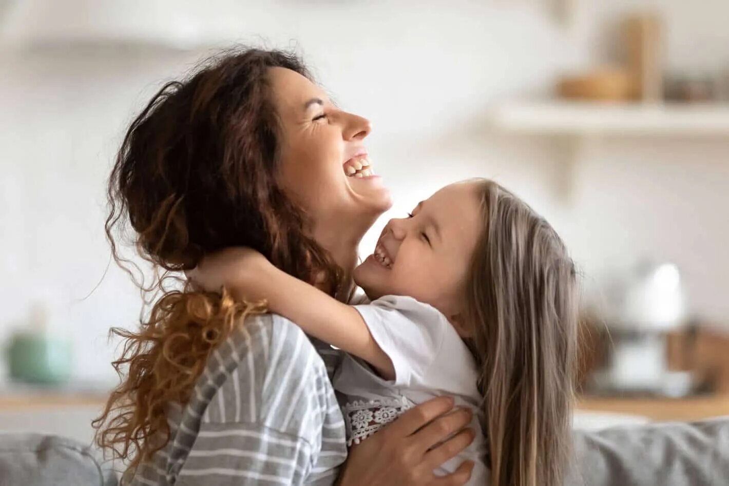 Mums daughters. Happy mum. Фото мама и дочь обнимаются смеются целуются. Mather and Youth girl.