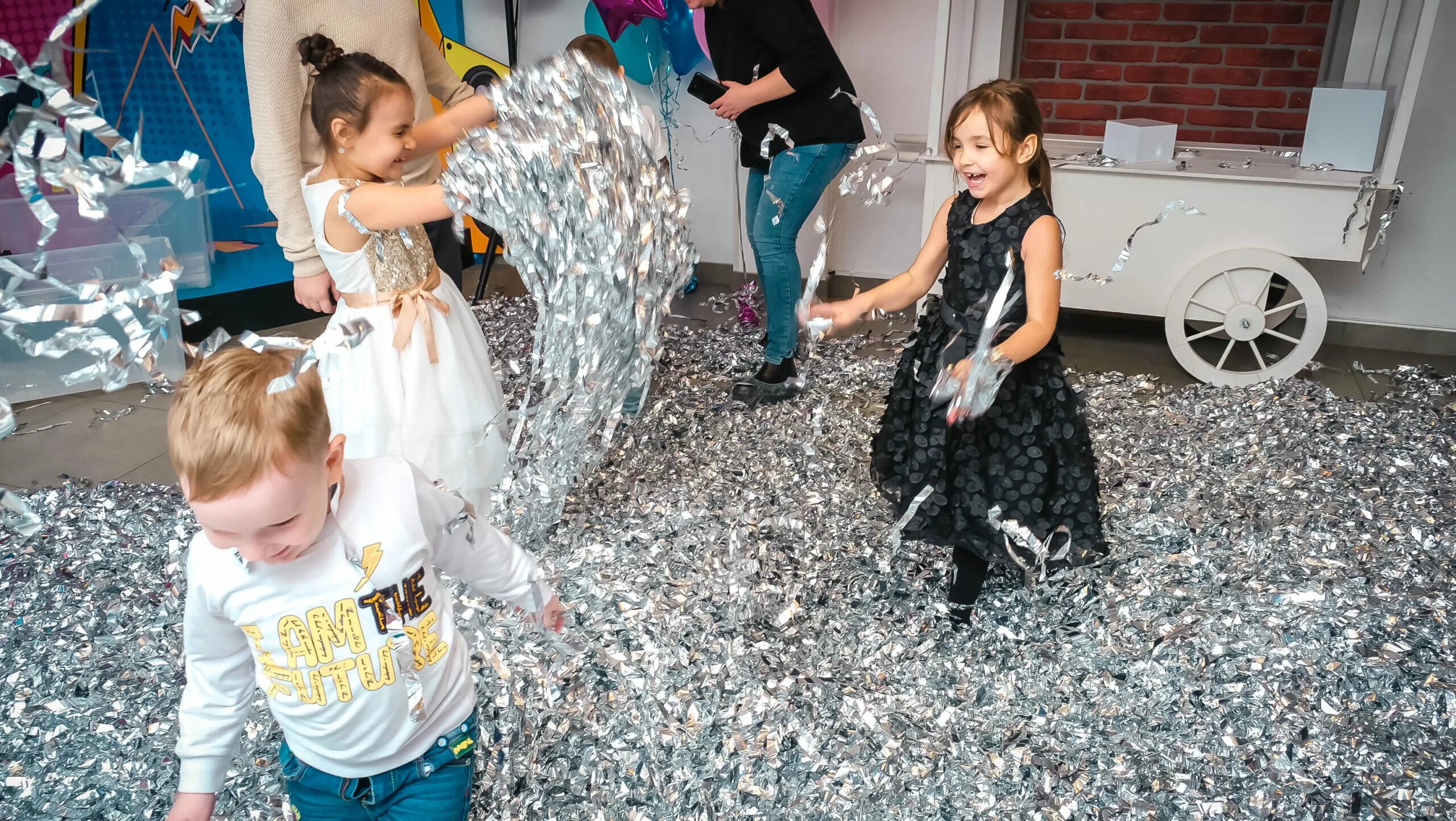 серебряное шоу. шоу серебряный дождь. серебряное шоу для детей. серебряное шоу на выпускной. фольгированное шоу серебро.