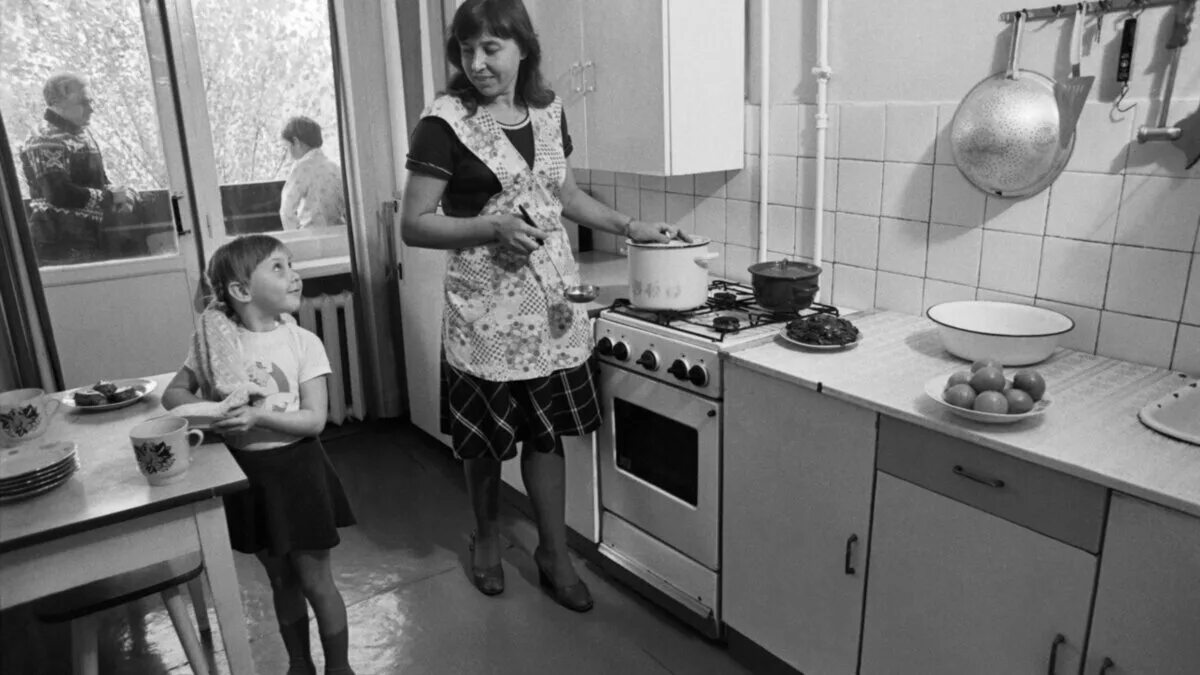 Советская семья. Обычная Советская семья. Советская женщина на кухне. Советские люди на кухне. Архив советских времен