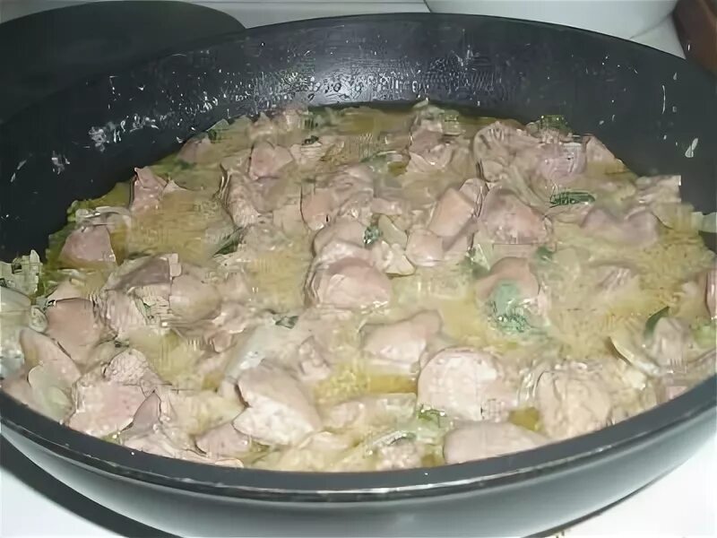 Кухня наизнанку рецепты печень. Печень куриная с яйцом на сковороде. печень куриная с яблоками и луком и сметаной на сковороде. кухня наизнанку куриная печень на сковороде в сметане.