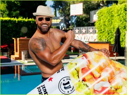 Shemar Moore Goes Shirtless for a 'Thirst Traps' Pool Party! 